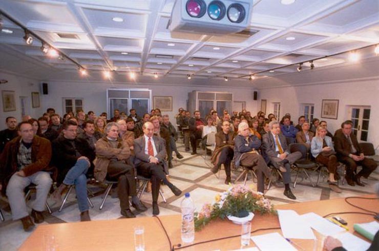 http://www.corfupress.com/v3/images/anoikthsygkentrosi03.jpg