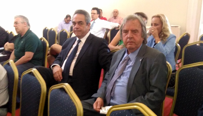 Ο πρόεδρος του Επιμελητηρίου Κέρκυρας Γ. Χονδρογιάννης (A) με τον πρόεδρο της Κεντρικής Ένωσης Επιμελητηρίων Ελλάδας Κ. Μίχαλο (Δ)