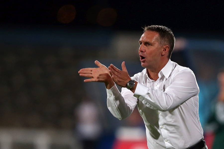 epa04901180 Damir Canadi head coach of SCR of Altach gives instructions to his players during the UEFA Europa League second leg playoff soccer match against Belenenses held at Belem Stadium, Lisbon, Portugal, 27 August 2015.  EPA/MANUEL DE ALMEIDA