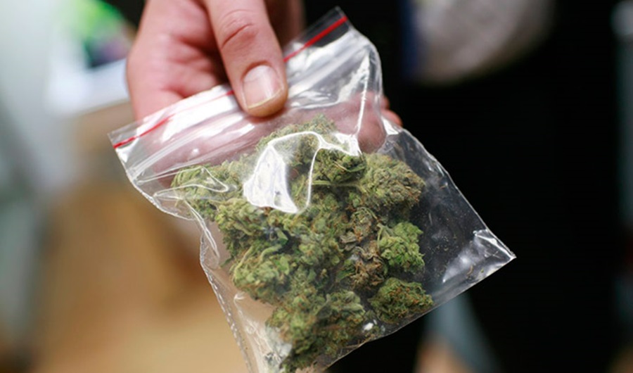 A bag of medical marijuana is shown at Oaksterdam University, a trade school for the cannabis industry, in Oakland, California July 23, 2009. Voters in the City of Oakland recently  passed Measure F, which  creates a new business tax rate for medical marijuana dispensaries. Picture taken July 23, 2009.  REUTERS/Robert Galbraith   (UNITED STATES SOCIETY POLITICS EDUCATION BUSINESS)