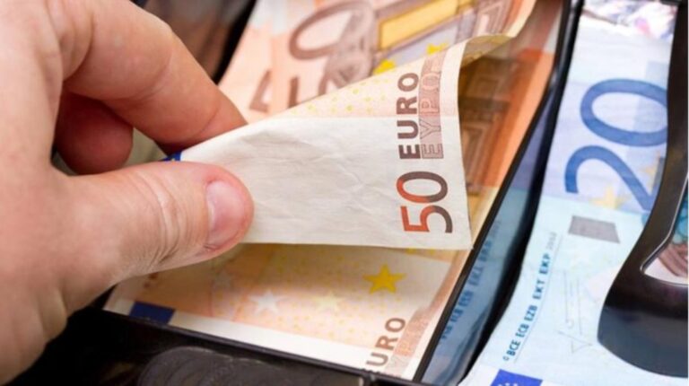 Καταβάλλονται την Παρασκευή τα επιδόματα του ΟΠΕΚΑ