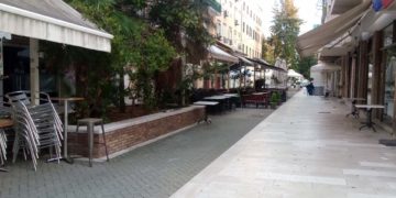 Μαζεμένα τραπέζια, αναποδογυρισμένα καθίσματα στα καφέ της πόλης της Κέρκυρας... Άδειος ο πεζόδρομος (φώτο)