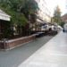 Μαζεμένα τραπέζια, αναποδογυρισμένα καθίσματα στα καφέ της πόλης της Κέρκυρας... Άδειος ο πεζόδρομος (φώτο)