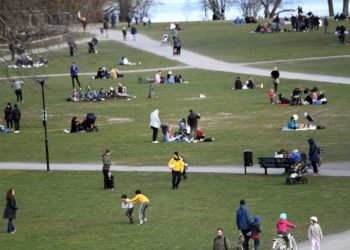 epa08370757 People meet playing ball, having picnics and enjoying the spring weather at the Raslambshovsparken park in Stockholm, Sweden, 18 April 2020. Restrictions seem not that strict in the Scandinavian country while other countries for several weeks have tightened their measures to prevent the widespread of the SARS-CoV-2 coronavirus which causes the COVID-19 disease.  EPA/Fredrik Sandberg SWEDEN OUT