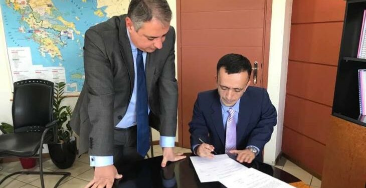 Ο Λ. Ρουμπάτης υπογράφει την πράξη διορισμού του στο Νοσοκομείο Κέρκυρας, υπό το βλέμμα του διοικητή της 6ης ΥΠΕ Γ. Καρβέλη