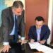 Ο Λ. Ρουμπάτης υπογράφει την πράξη διορισμού του στο Νοσοκομείο Κέρκυρας, υπό το βλέμμα του διοικητή της 6ης ΥΠΕ Γ. Καρβέλη