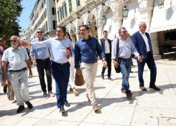 Ο πρόεδρος του ΣΥΡΙΖΑ Αλέξης Τσίπρας (Κ) μιλάει με κόσμο κατά την επίσκεψή του στην Κέρκυρα, Πέμπτη 02 Ιουλίου 2020. ΑΠΕ-ΜΠΕ/ΑΠΕ-ΜΠΕ/ΣΤΑΜΑΤΗΣ ΚΑΤΑΠΟΔΗΣ