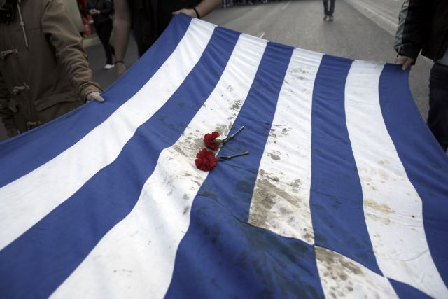 Φοιτητές μεταφέρουν τη ματωμένη σημαία της εξέγερσης κατά τη διάρκεια πορείας για την 41η επέτειο της εξέγερσης του Πολυτεχνείου το 1973 στην Αθήνα, Δευτέρα 17 Νοεμβρίου 2014. Με την πορεία προς την Αμερικανική Πρεσβεία ολοκληρώνονται οι τριήμερες εκδηλώσεις για την 41η επέτειο του Πολυτεχνείο. ΑΠΕ-ΜΠΕ / ΑΠΕ-ΜΠΕ / ΓΙΑΝΝΗΣ ΚΟΛΕΣΙΔΗΣ
