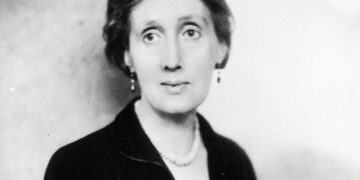 circa 1933:  English critic, novelist and essayist Virginia Woolf  (1882 - 1941).  (Photo by Central Press/Getty Images)