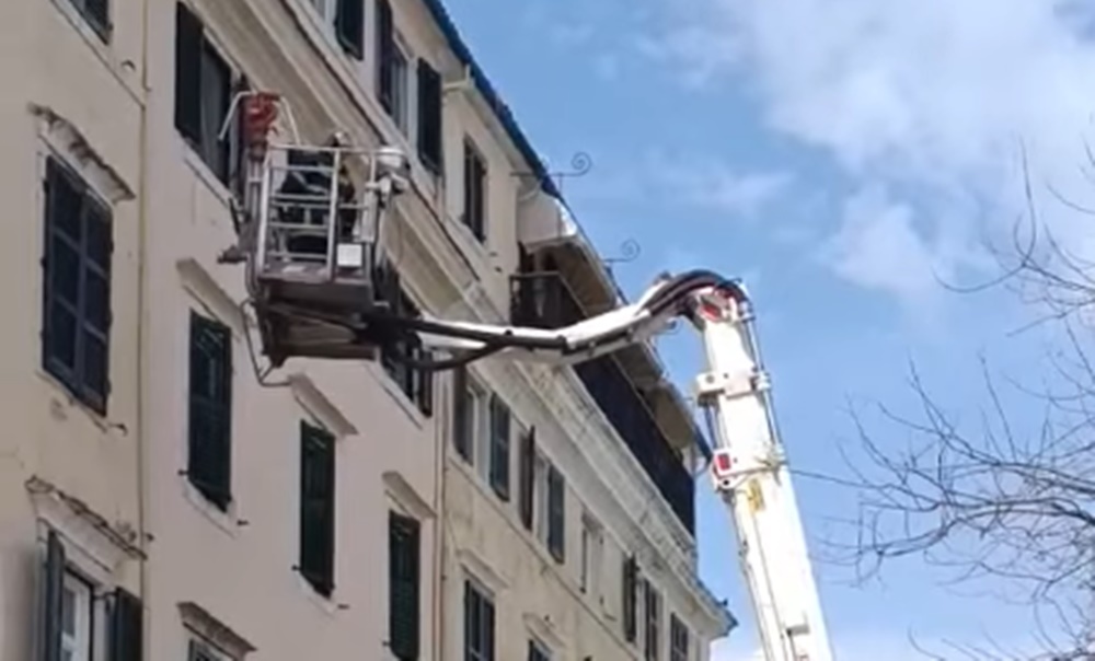 VIDEO: Παρέμβαση της Πυροσβεστικής σε επικίνδυνο παντζούρι στο Λιστόν