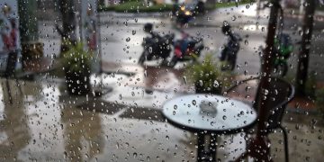 Ο Κακός Καιρός Οδηγεί Περισσότερους Ανθρώπους σε Εσωτερικούς Χώρους σε Καφέ και Χώρους Ψυχαγωγίας με Φρουτάκια