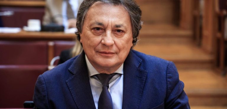 Αιχμές Αυλωνίτη για ακρίβεια, στέγη και μισθούς εκπαιδευτικών στην αφετηρία της σχολικής χρονιάς