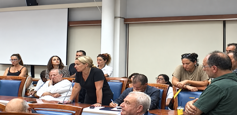 Δημ. Συμβούλιο: Οργή γονέων για τη σχολική στέγη, μετωπική για τα ακριβά ενοίκια