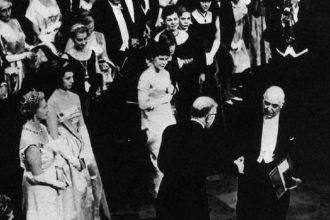 Ο Γιώργος Σεφέρης παραλαμβάνει το Νόμπελ Λογοτεχνίας