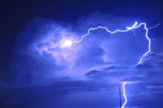Αστραπές μέσα σε καταιγιδόνεφα τη νύχτα