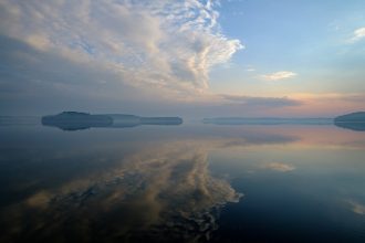 Ουρανός με σύννεφα και ήρεμη θάλασσα στο ηλιοβασίλεμα