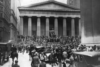 Πλήθος συγκεντρωμένο στη Wall Street κατά το κραχ του 1929