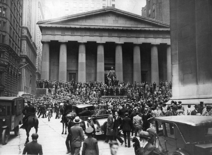 Πλήθος συγκεντρωμένο στη Wall Street κατά το κραχ του 1929
