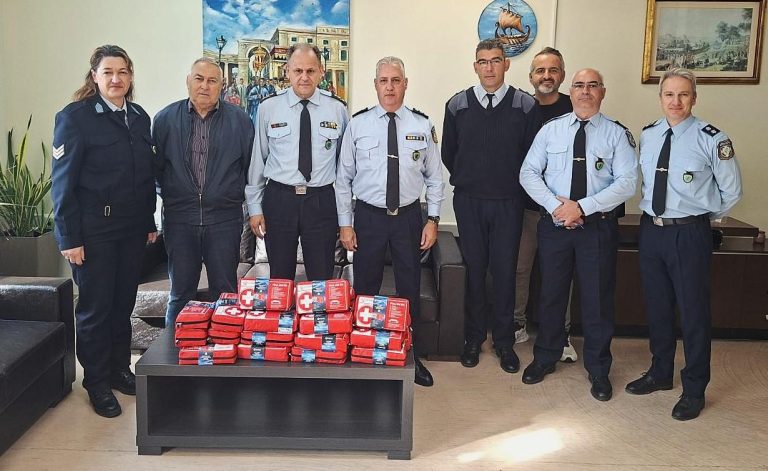 Φαρμακοπoιός εξόπλισε τα περιπολικά με κιβώτια πρώτων βοηθειών